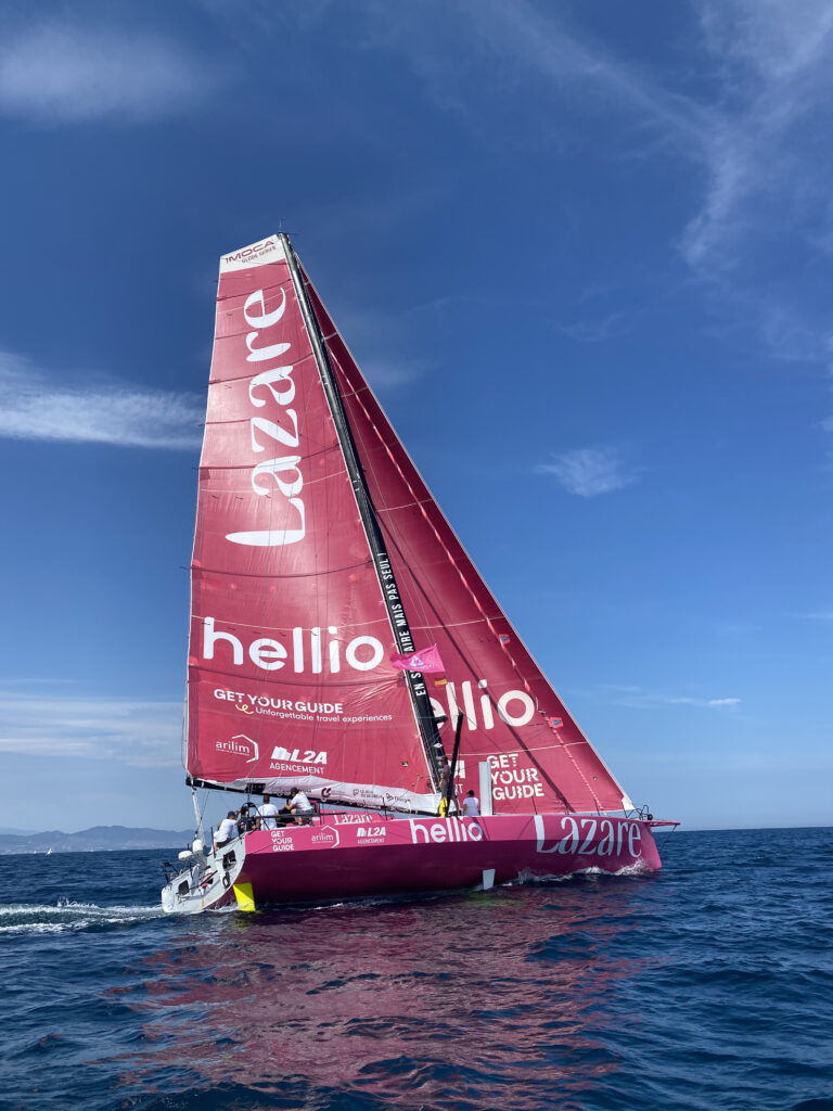 Paré de ses nouvelles couleurs, l’IMOCA Lazare s’est élancé à l’assaut du FastNet !